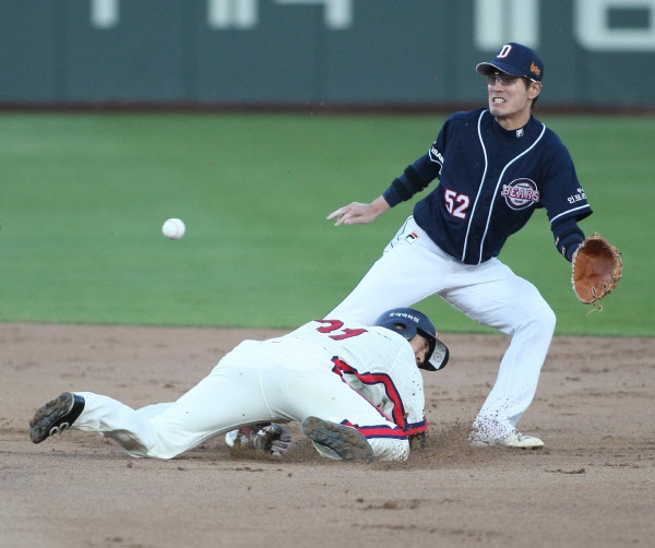 도루에 성공하는 손아섭선수